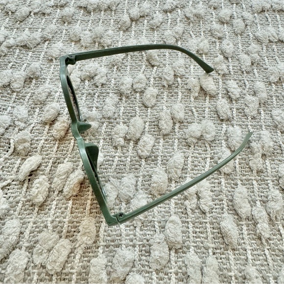 (💚4/$20) Cute olive green toddler sunglasses - Picture 4 of 4